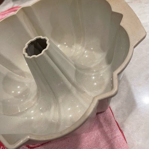 Nordic Ware beige Bundt pan Microwave safe 9 cup - Picture 2 of 9
